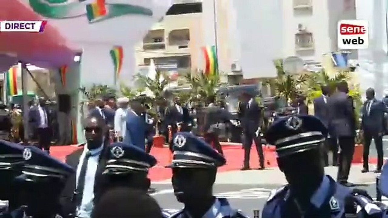 La belle complicité entre Diomaye et Sonko..._ forte séquence après le défilé...