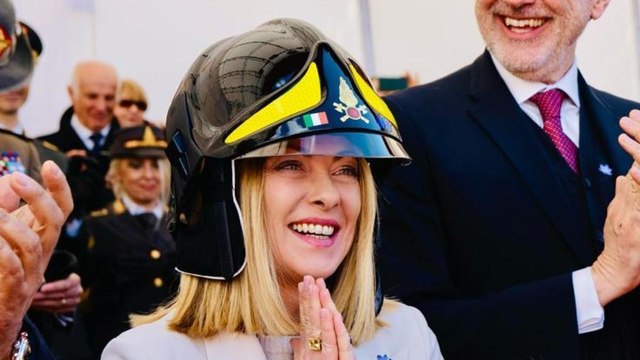 Giorgia Meloni col casco da pompiere a L'Aquila al giuramento degli allievi vigili del fuoco