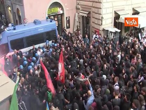 Bonelli tenta di placare gli scontri tra manifestanti e polizia al corteo contro Dl Sicurezza a Roma