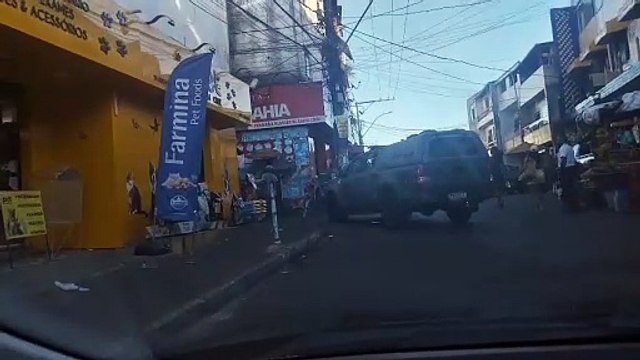 Morador filma chegada de viaturas a rua onde houve tiroteio na Santa Cruz, em Salvador