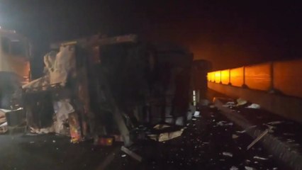 서해안고속도로서 화물차 추돌...포대 쏟아져 정체 / YTN