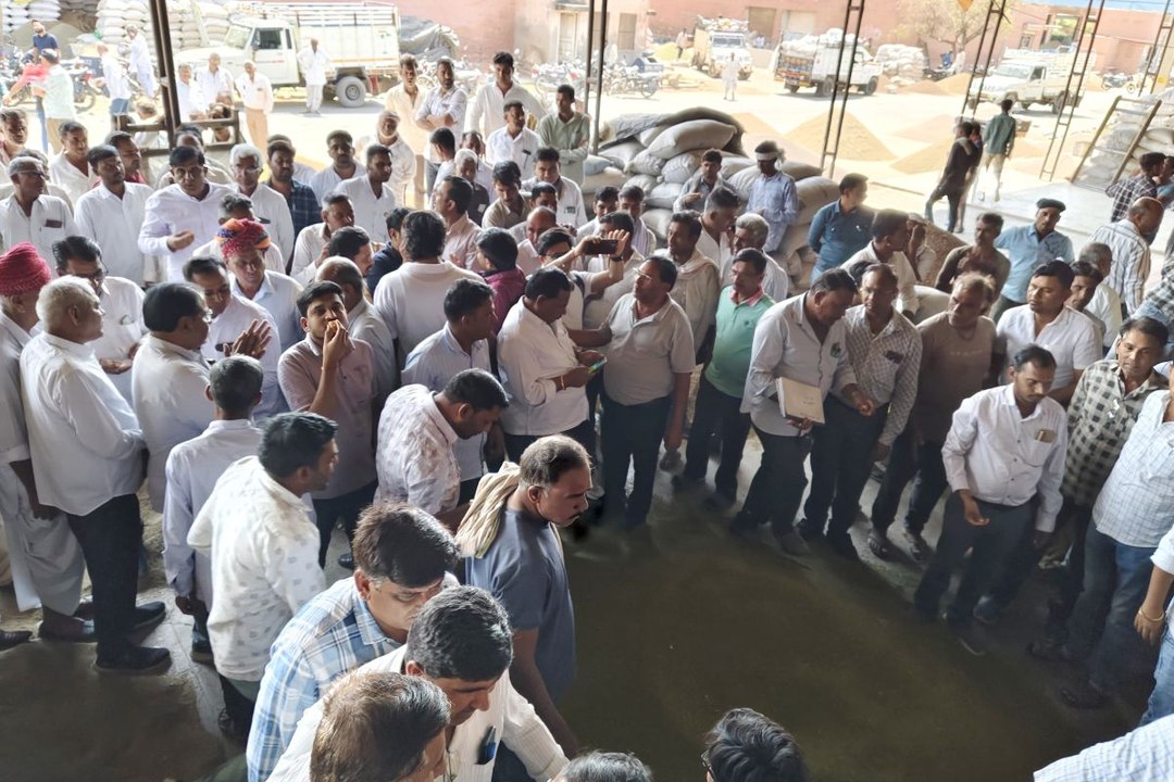 देर रात मंडी में हो गया बवाल, आक्रोशित किसानों ने गेट उखाड़कर अंदर घुसाई ट्रॉलियां
