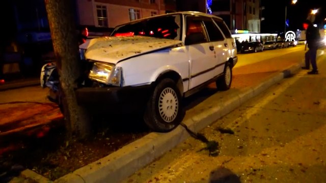 Refüjdeki ağaca çarpan araçtaki 6 kişi yaralandı