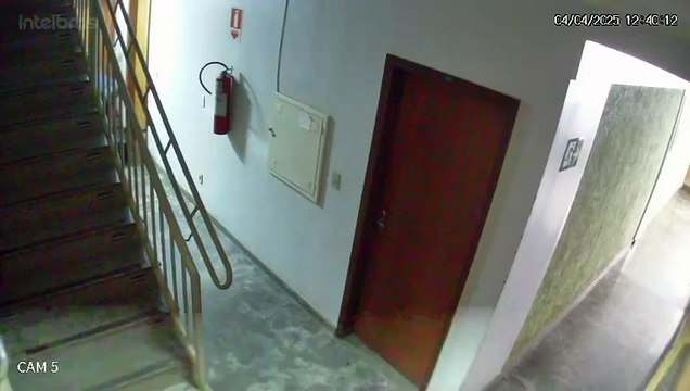 Vídeos mostram autores de esquartejamento com caixa nas mãos