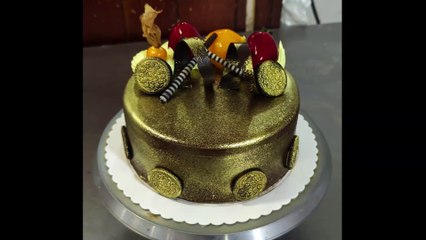 Torta decorada con ganache dorado