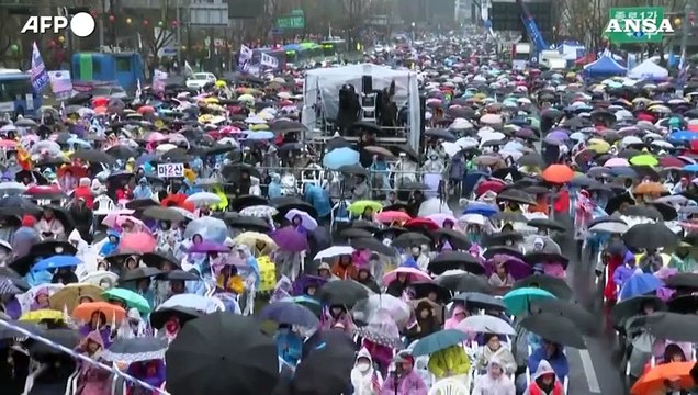 Corea del Sud, i sostenitori di Yoon protestano contro il suo impeachment