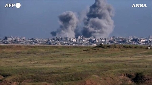 Gaza, un'enorme nuvola di fumo si alza sulla Striscia dopo un attacco israeliano