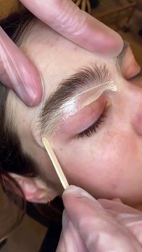 Eyebrows waxing