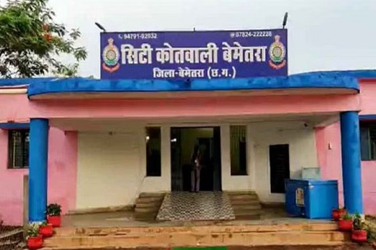 Road Accident: बारातियों से भरी कार हार्वेस्टर से भिड़ी