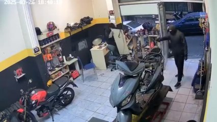 Beyoğlu’nda motosiklet tamirhanesini basıp kurşun yağdırdı