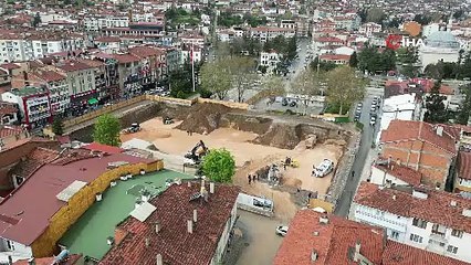 Çamura saplanan kamyonu kurtarmak isteyen sürücü, kamyonu ile 10 metreden düşerek ters döndü