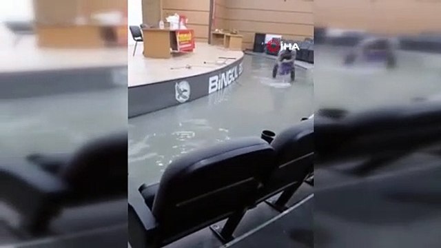 Deprem panelinde rezalet: Prof. Dr. Naci Görür salonu terk etti