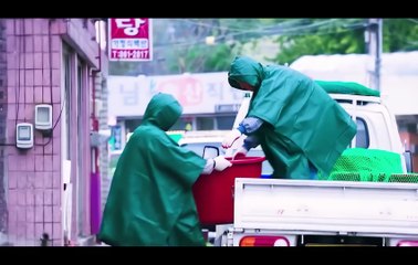 This girl can read the memories of animals by touching their buttocks