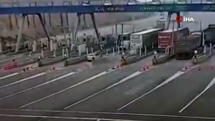 Otomobil TIR'ın altına girdi: 4 ölü