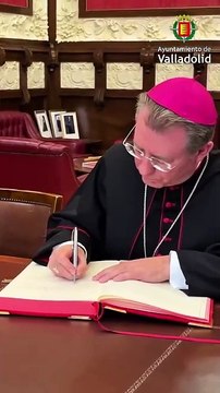 El pregonero de la Semana Santa de Valladolid, Aurelio García Macías, firma en el Libro de Honor de la Ciudad de Valladolid