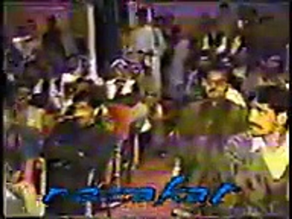 Attaullah_khan_qamezan_kali_wel_live_in_missa(144p)