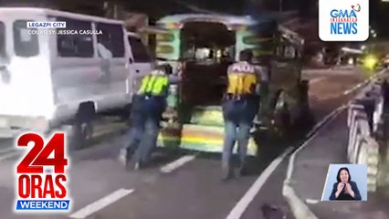 2 babaeng pulis, buong lakas na tumulong sa pagtulak ng tumirik na pampasaherong jeep | 24 Oras Weekend