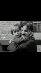 c'est le meilleur film des temps car charlie avec sa tragédie a transposé ses émotions, il venait de perdre un enfant, pour ma part l'ayant vécu la blessure reste incommensurable et il est difficile