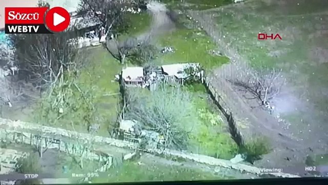 Polis helikopterini görünce Türk bayrağı açıp, selam verdi