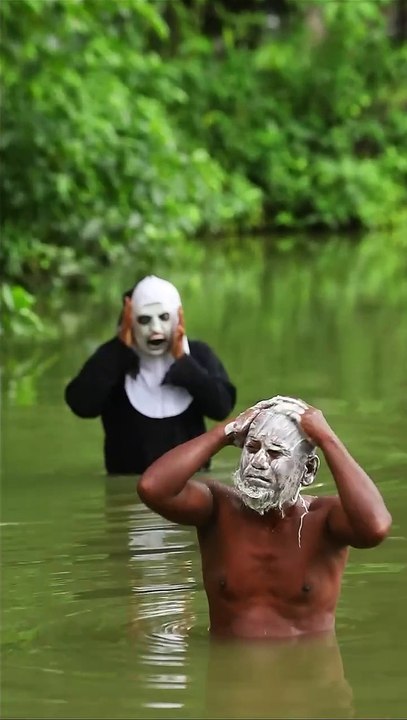 OMG!_SCARY_GHOST_ATTACK_PRANK_ON_BATH_MAN___