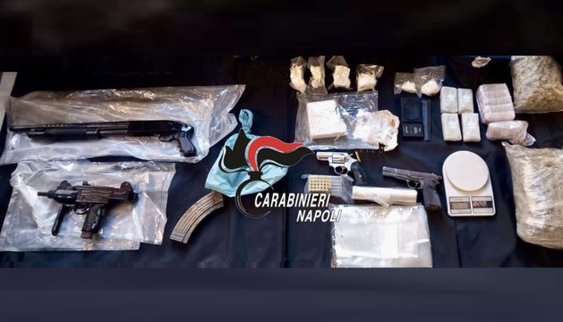Torre Annunziata, blitz nel Rione delle Carceri: armi e droga nascoste in uno stabile abbandonato (05.04.25)