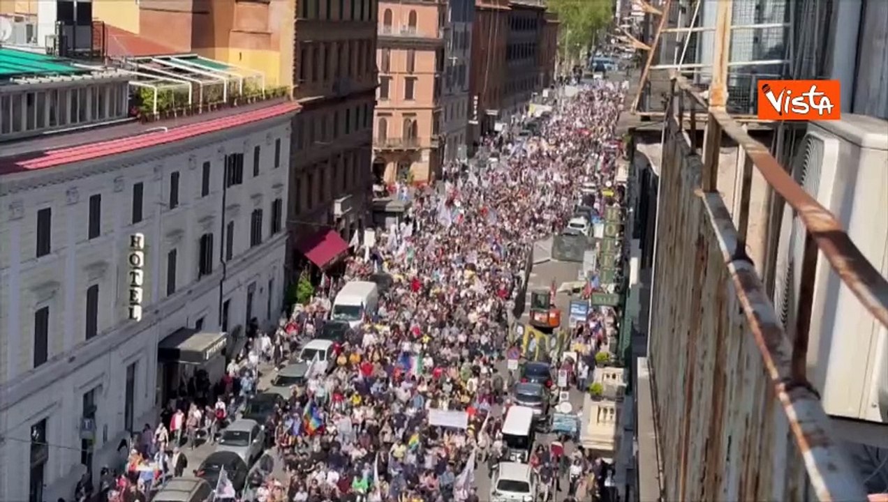 In migliaia a Roma alla manifestazione del M5s contro riarmo, il corteo visto dall'alto