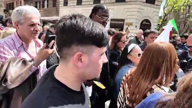 Rita De Crescenzo alla manifestazione di M5S: «Vorrei fare il ministro del Turismo al posto di Santanché...»