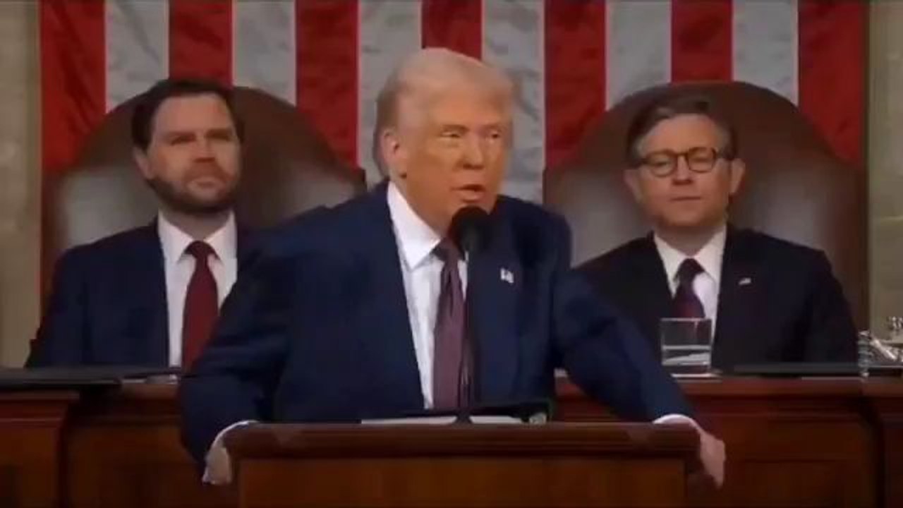 Donald Trump a pointé du doigt les DÉMOCRATES lorsqu'il a qualifié de « TRAFIC D'ÊTRES HUMAINS » pour une raison bien précise.Il le sait, et le monde commence à prendre conscience de la vérité. Les Démocrates et la cabale mondialiste de l'État profond