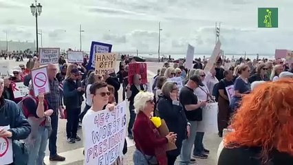 Protesta de estadounidenses en Lisboa contra Trump y su guerra comercial