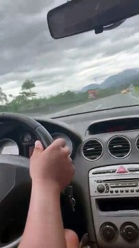 Avião faz pouso forçado entre carros e caminhões em rodovia de SC