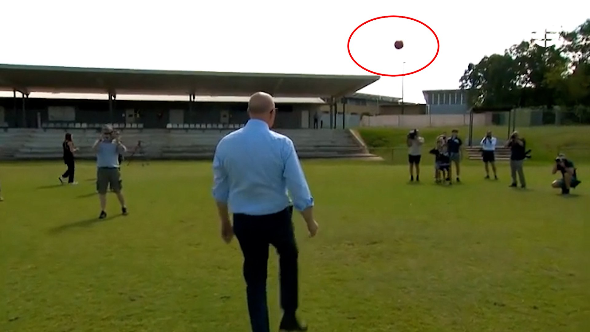 Un político australiano golpea por accidente a un cámara de televisión con una pelota