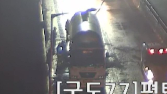 평택 남양대교 달리던 25톤 탱크로리 화재...다친 사람 없어 / YTN