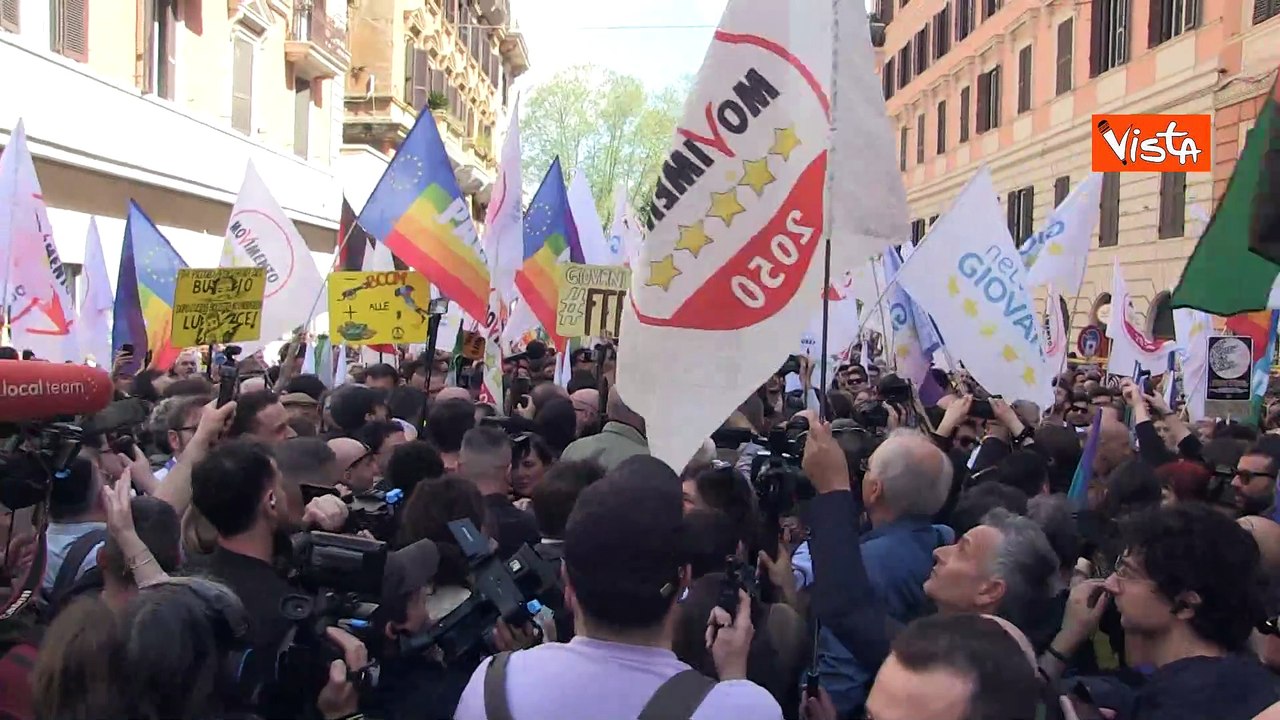 "Calenda cancellace 'sta piazza", i cori al corteo M5s contro il riarmo a Roma