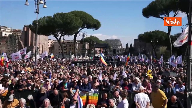 Manifestazione del M5s contro il riarmo, in migliaia sotto il palco ai Fori Imperiali a Roma