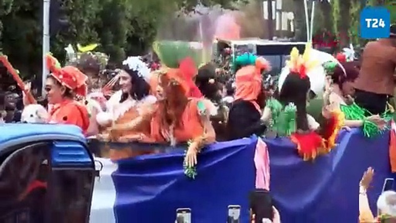 Uluslararası Adana Portakal Çiçeği Karnavalı'nda kortej yürüyüşü renkli görüntülere sahne oldu