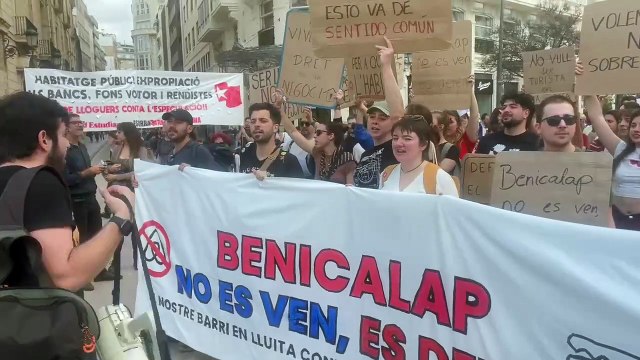 Manifestación en Valencia por la vivienda: Mazón, atiende, València no se vende