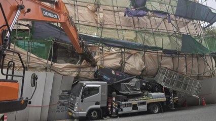 여수서 철거 중인 건물 기울어져...인명 피해 없어 / YTN