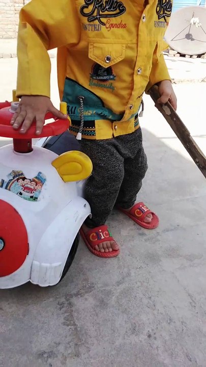 cute baby brockn the car