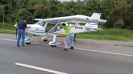 Piloto de aeronave faz pouso inacreditável em rodovia movimentada após pane no motor 1