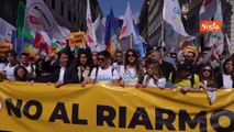 Conte guida corteo contro il riarmo in Via dei Fori Imperiali a Roma