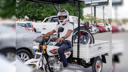 Apoyo a la discapacidad: entrega de motor de tres ruedas