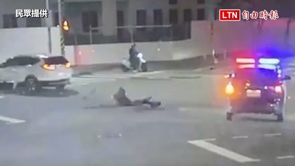 台中警車5日出勤被撞車頭凹 37歲女駕駛恐挨罰（民眾提供）