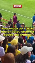 Reportero de TUDN haciendo su CHAMBA desde las GRADAS