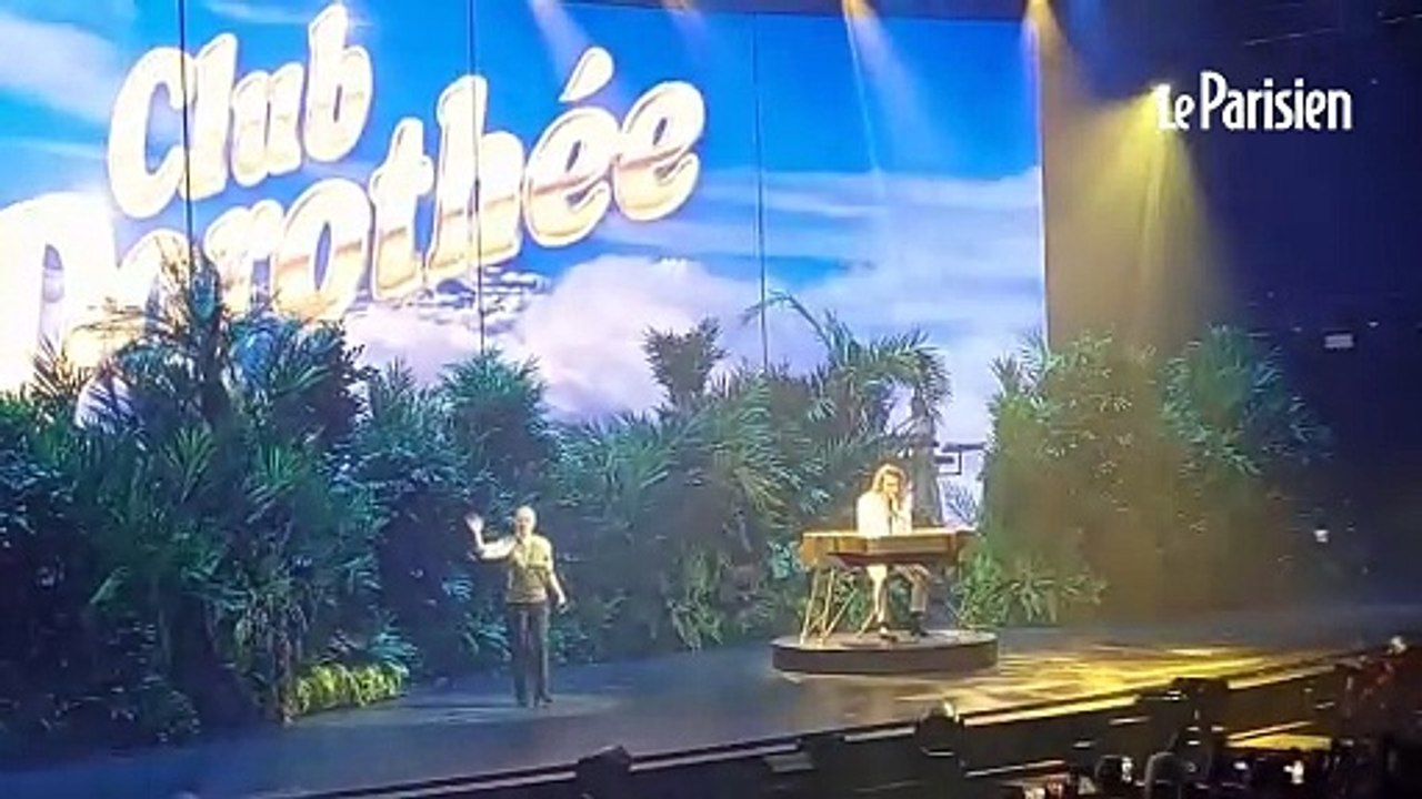 Dorothée rejoint Julien Doré sur scène pendant son concert à l’Accor Arena