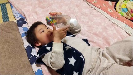 壊れた百玉そろばんがペットボトルマラカスになって生まれ変わったよ！お気に入りのオモチャが増えて嬉しい4歳児男の子（発達障がい（知的障害）-自閉性スペクトラム症）