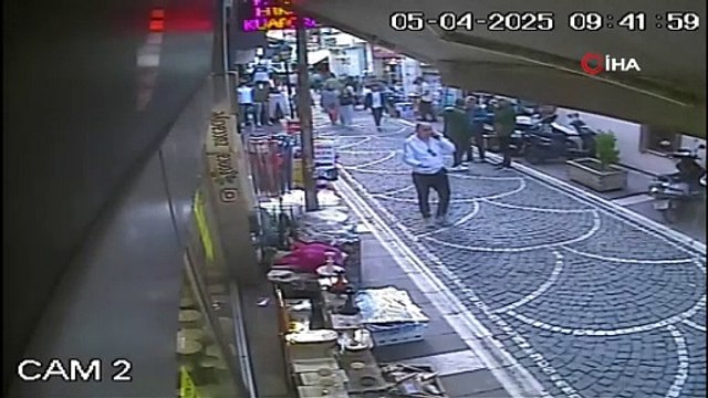 Alışveriş yaparken altınını kaybeden genç kızı sokakta gezen polis sevindirdi