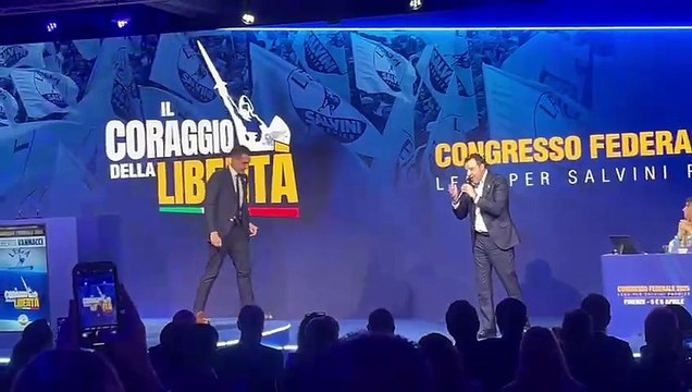 Congresso della Lega a Firenze, Salvini consegna la tessera del partito a Vannacci