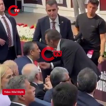 CHP kurultayında genel başkan adayı olmak isteyen Berhan Şimşek, Özgür Özel ile tartıştı