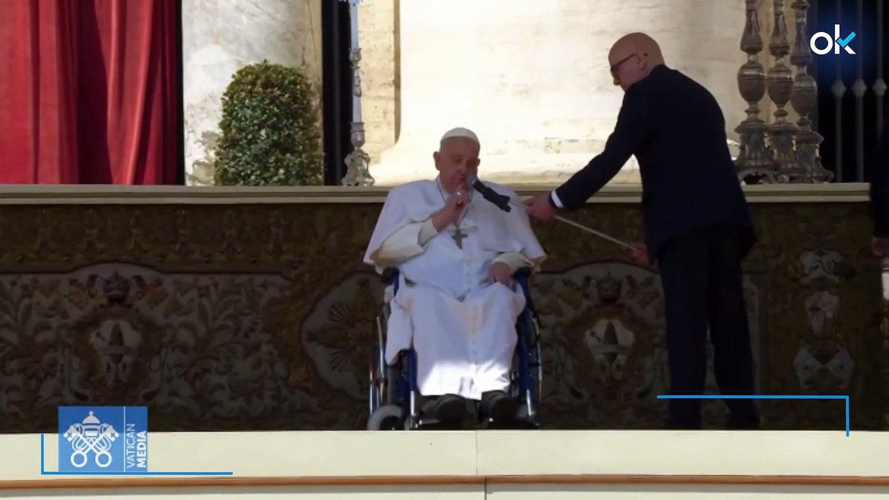 El Papa reaparece en la Plaza de San Pedro dos semanas después de recibir el alta: "Gracias por todo"