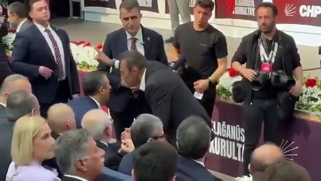 Berhan Şimşek, Özgür Özel'le tartıştı